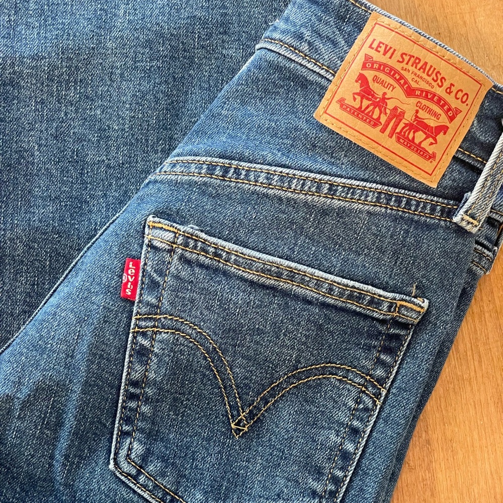 NAME YOUR PRICE SALE: Levi’s jeans medium wash